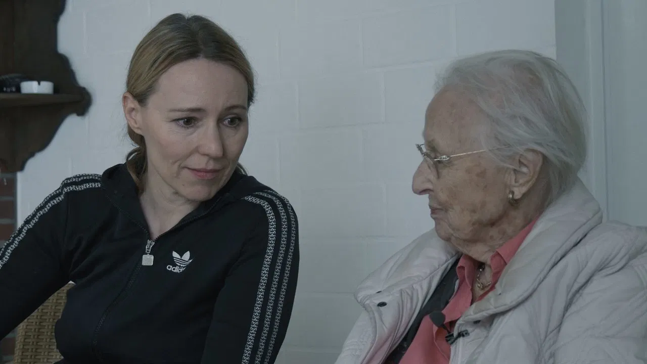 Hinter guten Türen backdrop