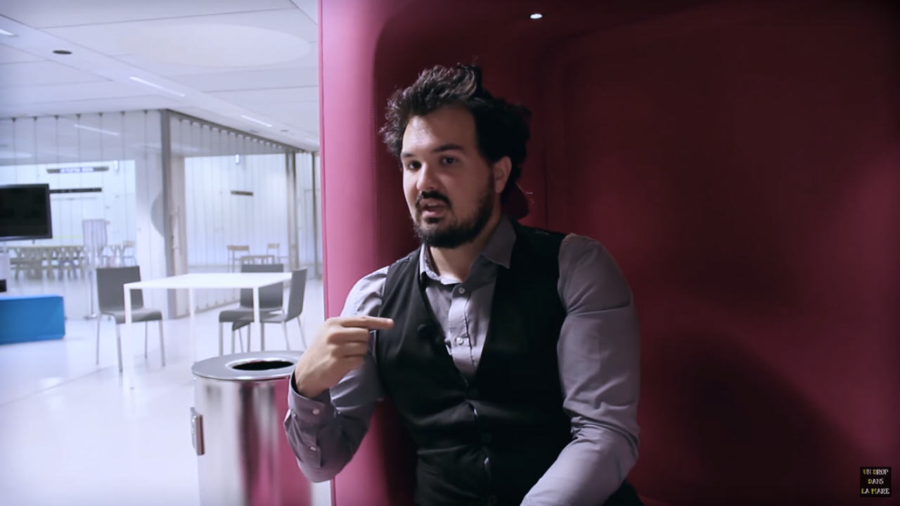 Confidences backdrop