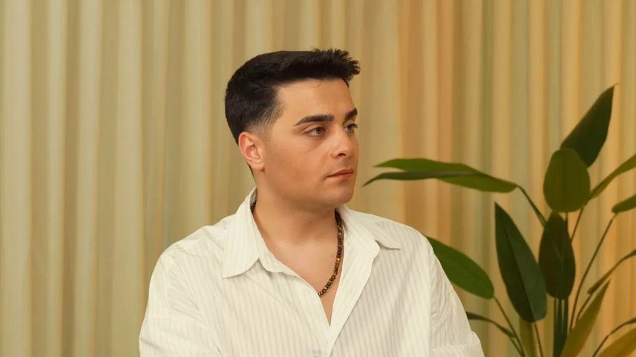 Bir Kitap Oldu backdrop