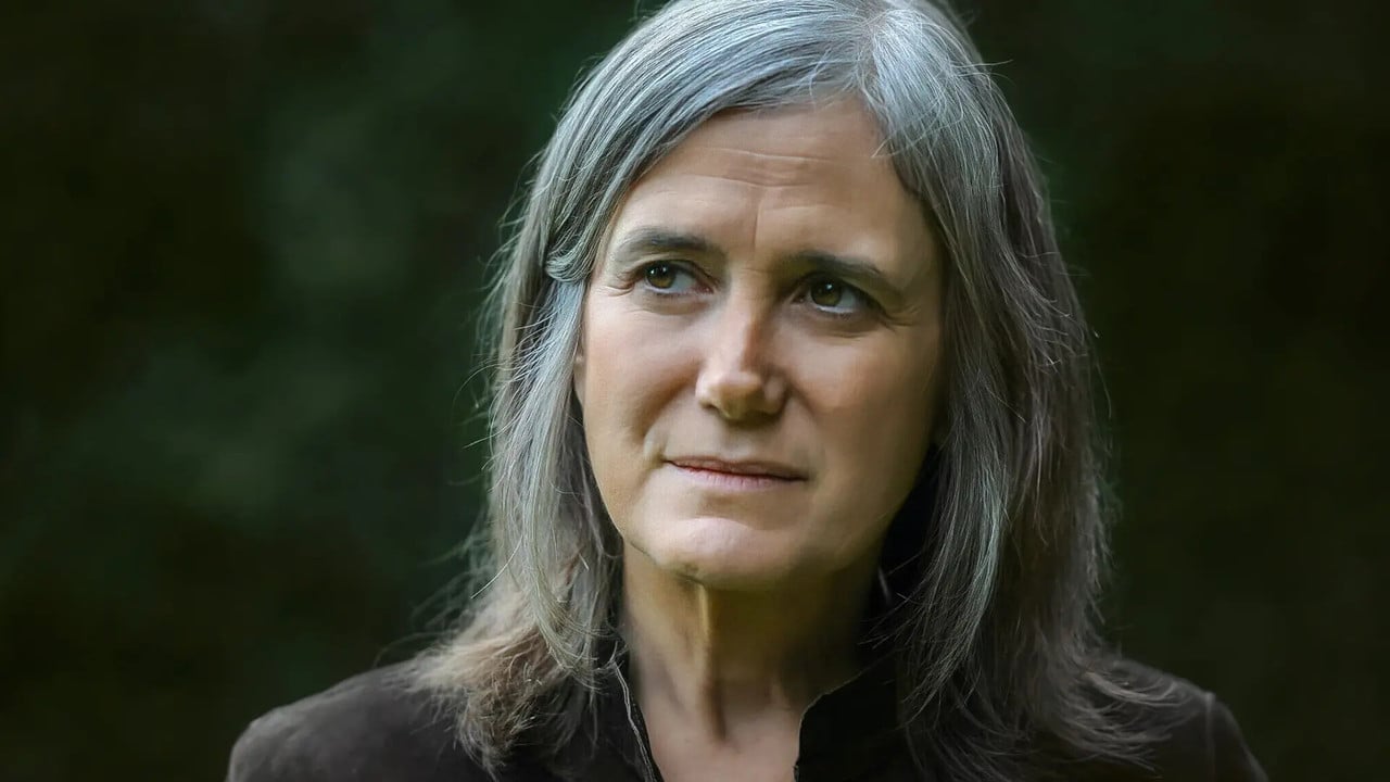 Steal This Story, Please! backdrop