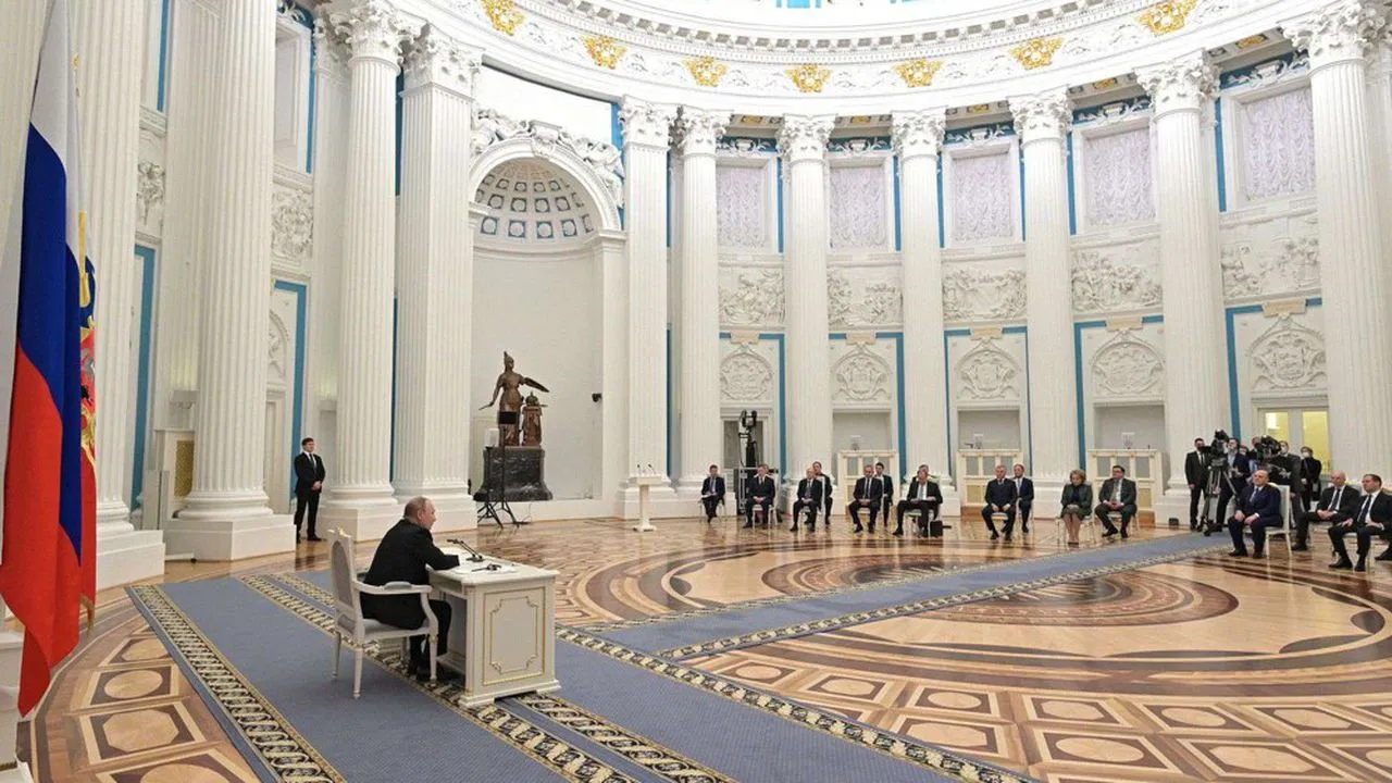 Le dictateur, au cœur de la machine Poutine backdrop