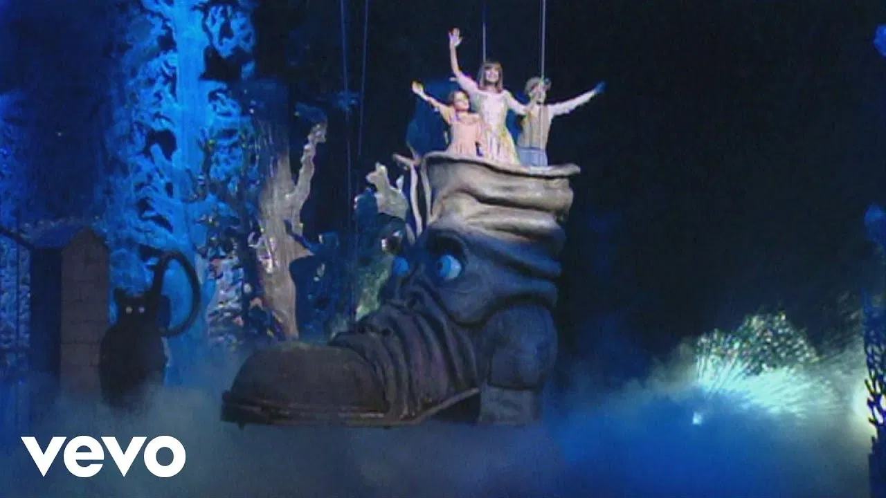 Le soulier qui vole backdrop