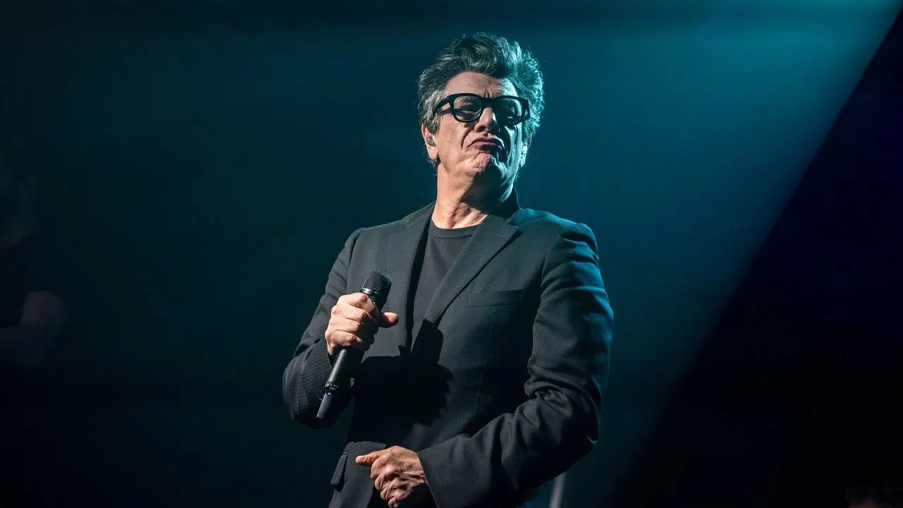 Marc Lavoine - Adulte jamais backdrop