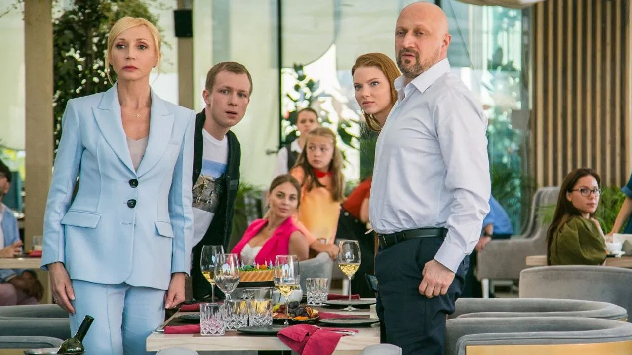 Lovey-Dovey: The Rise of Machines backdrop