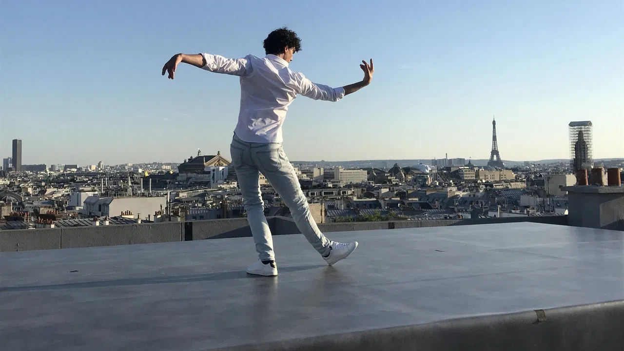 Pablo–Paris–Satie backdrop