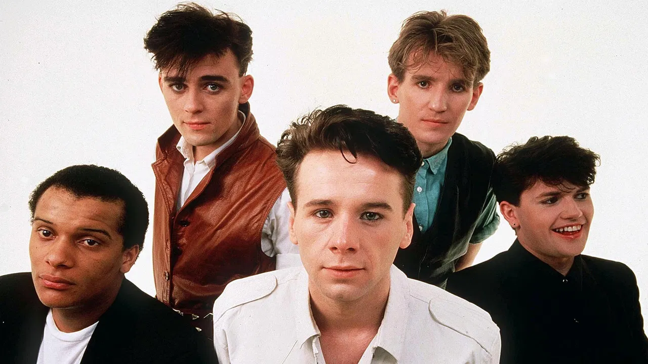 Simple Minds: New Gold Dream (81-82-83-84) backdrop