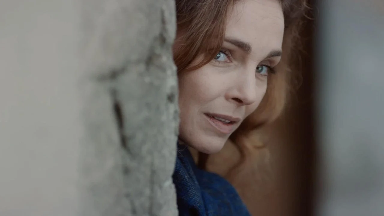 Les Secrets backdrop