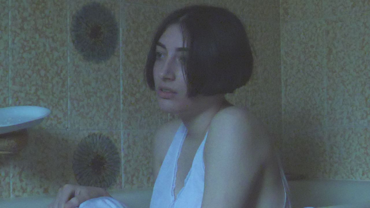 Chiamami, Valentina backdrop