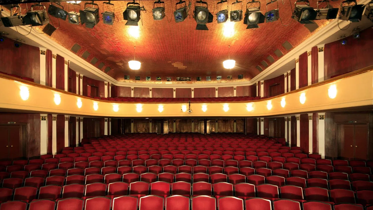 Alles Erfunde backdrop