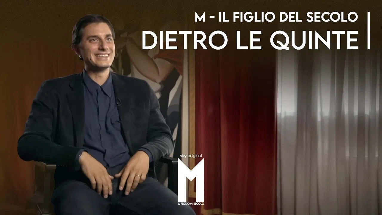 M - Il Figlio del secolo | Il dietro le quinte backdrop