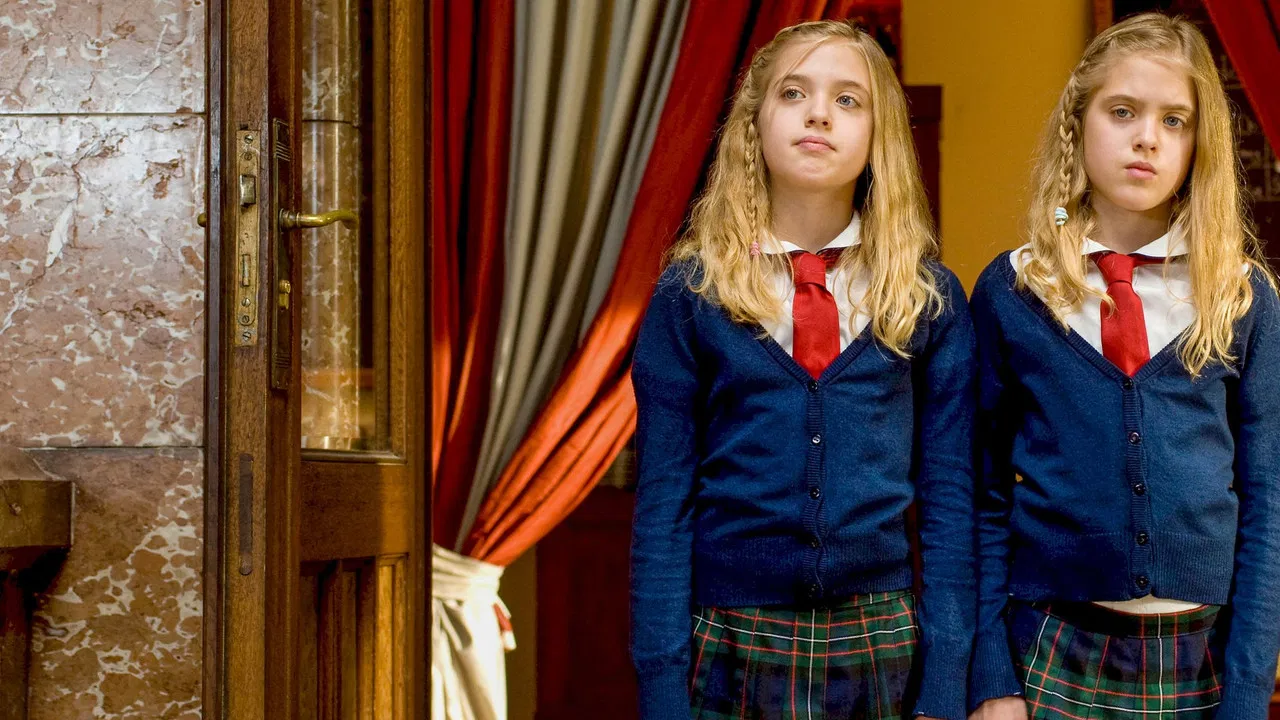 Hanni & Nanni backdrop