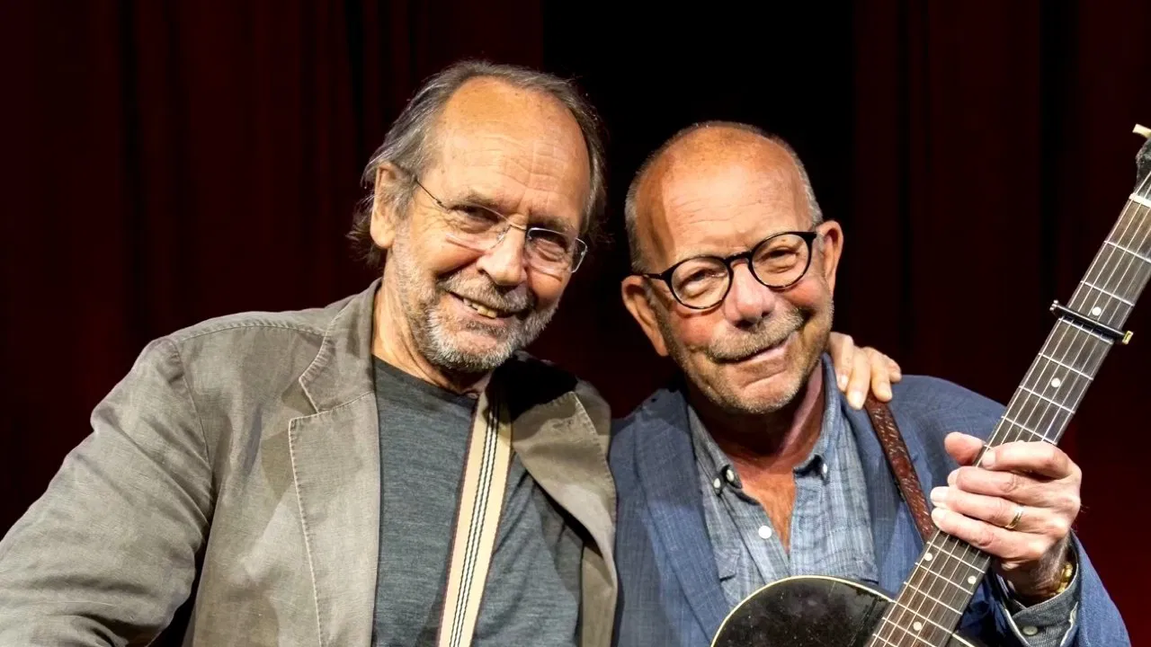 To rustne herrer i arbeid – Et kveldsskift av og med Paus & Fjeld backdrop