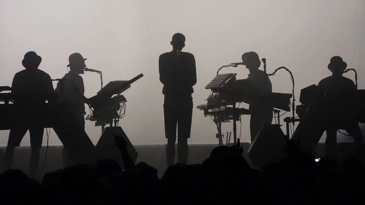 Stromae: Racine carrée Live backdrop