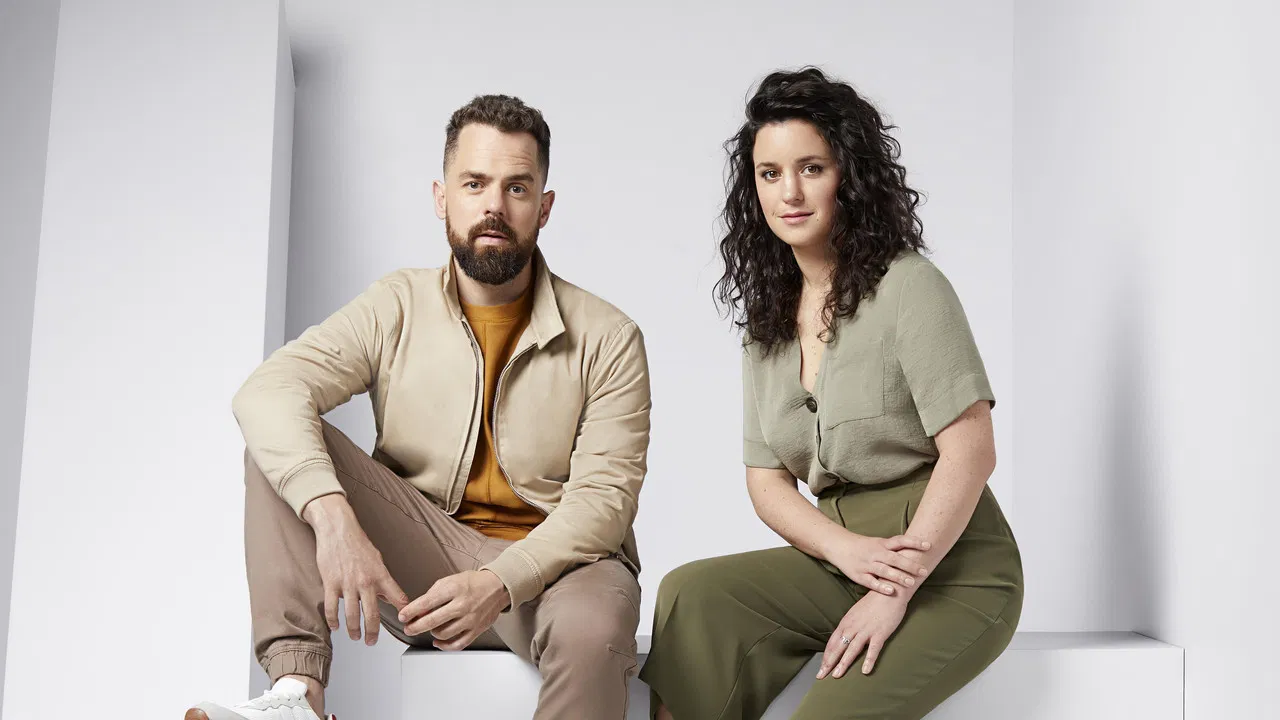 L'heure est grave backdrop