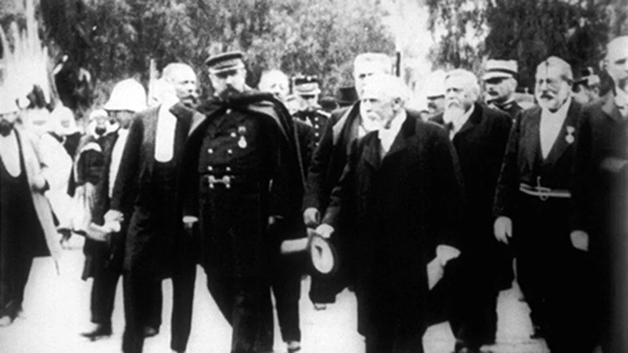 M. le président se rend au déjeuner en gare de Perrégaux backdrop