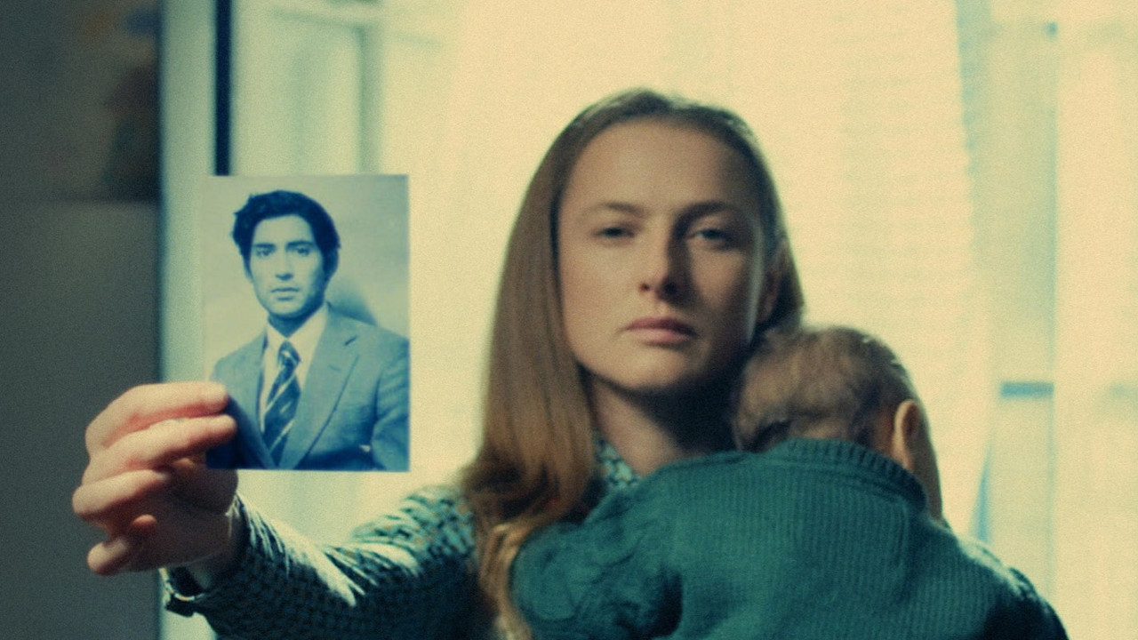 Una historia necesaria backdrop