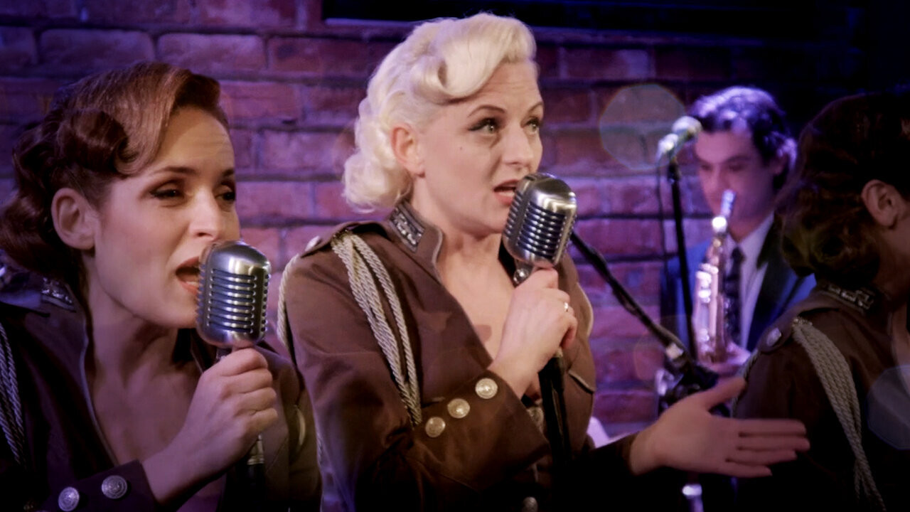 Life Is an Eternal Swing backdrop