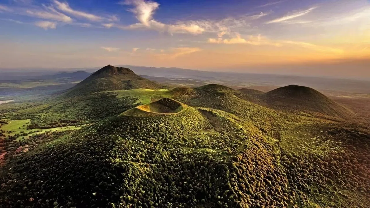 Auvergne, la France volcanique backdrop