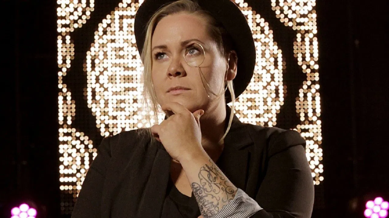 Det alt for store Linda P show backdrop