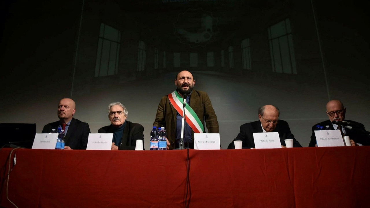 Le Maire, Mussolini et le musée backdrop