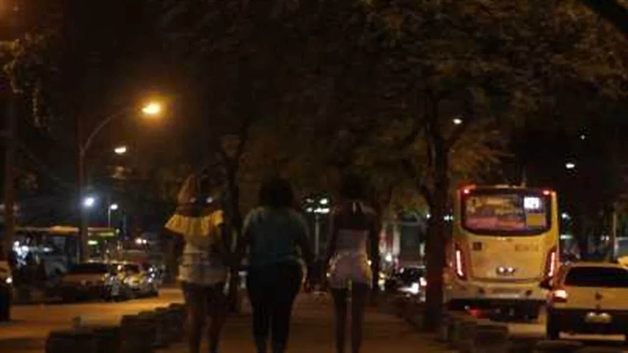 Esperando o Sábado backdrop