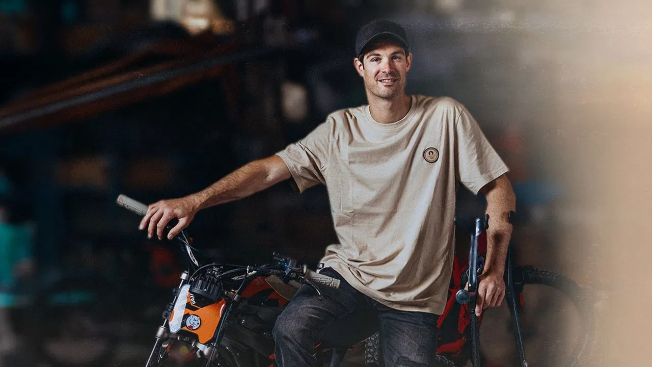 It tells the story of an accident, a life to reinvent, and the decisions to continue the journey. backdrop