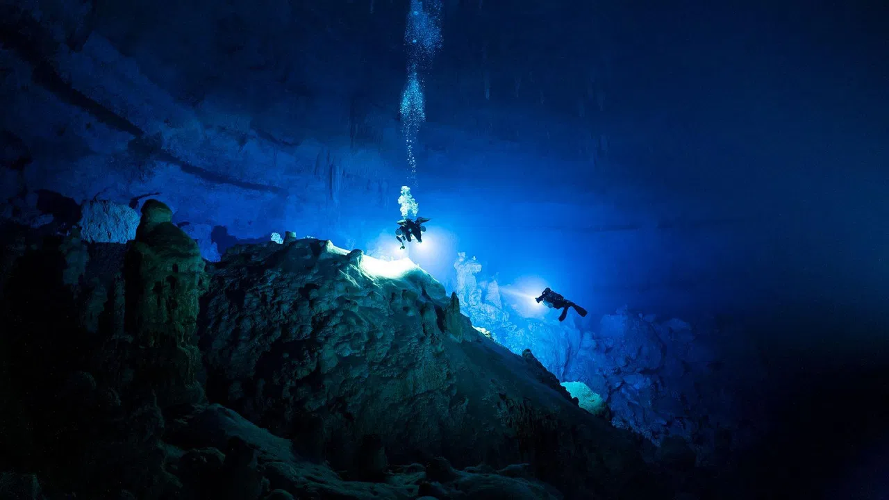 Wasserhöhlen - Labyrinthe in der Tiefe backdrop