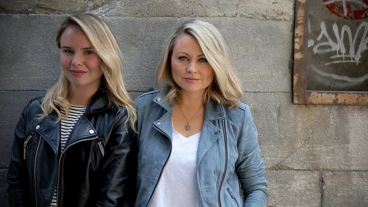 Mitsou et Léa backdrop