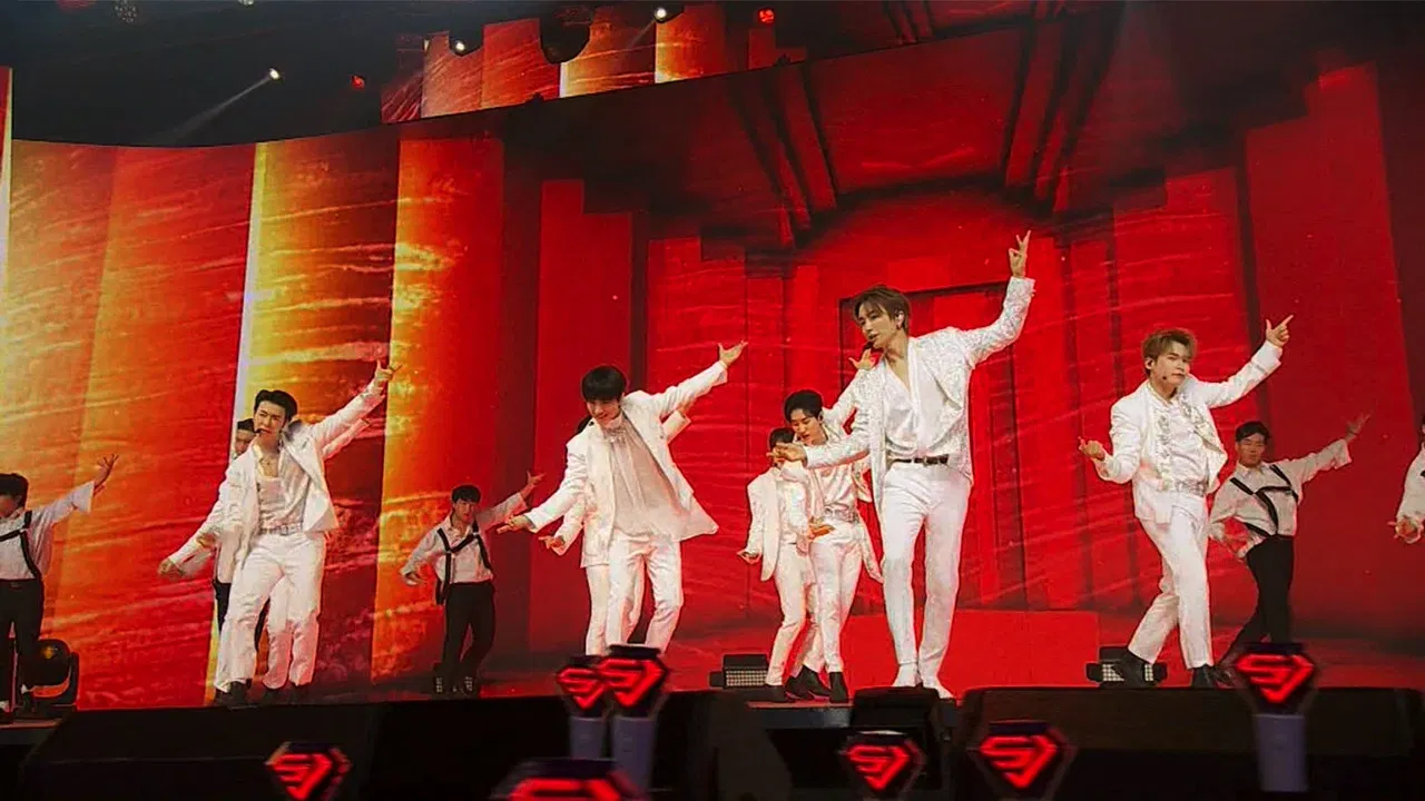 SUPER JUNIOR-Beyond the Super Show backdrop