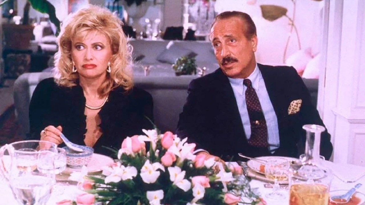 Le finte bionde backdrop