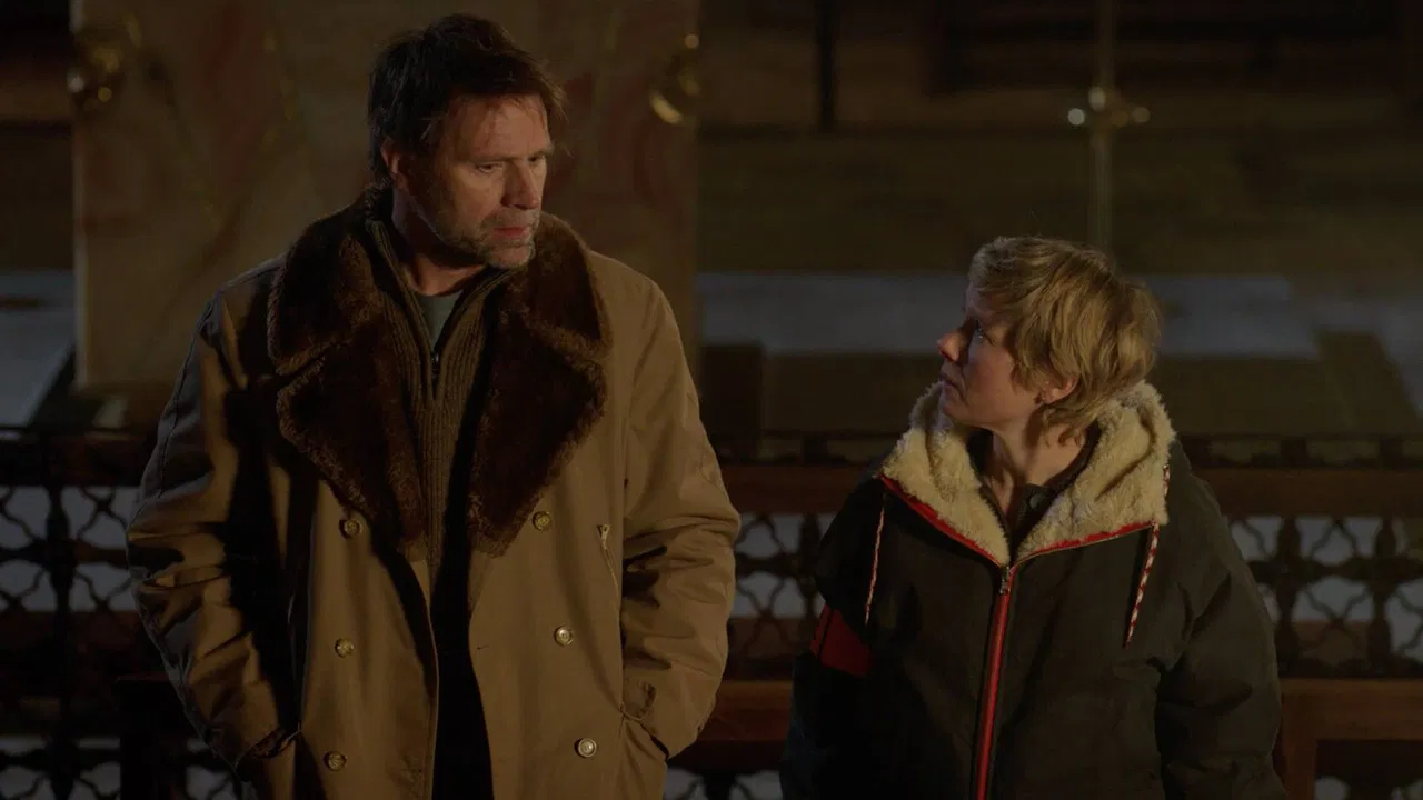 Asesinato en Puy-en-Velay backdrop