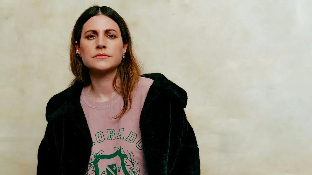 Nour El Refai säger skämt i ca 75 minuter backdrop