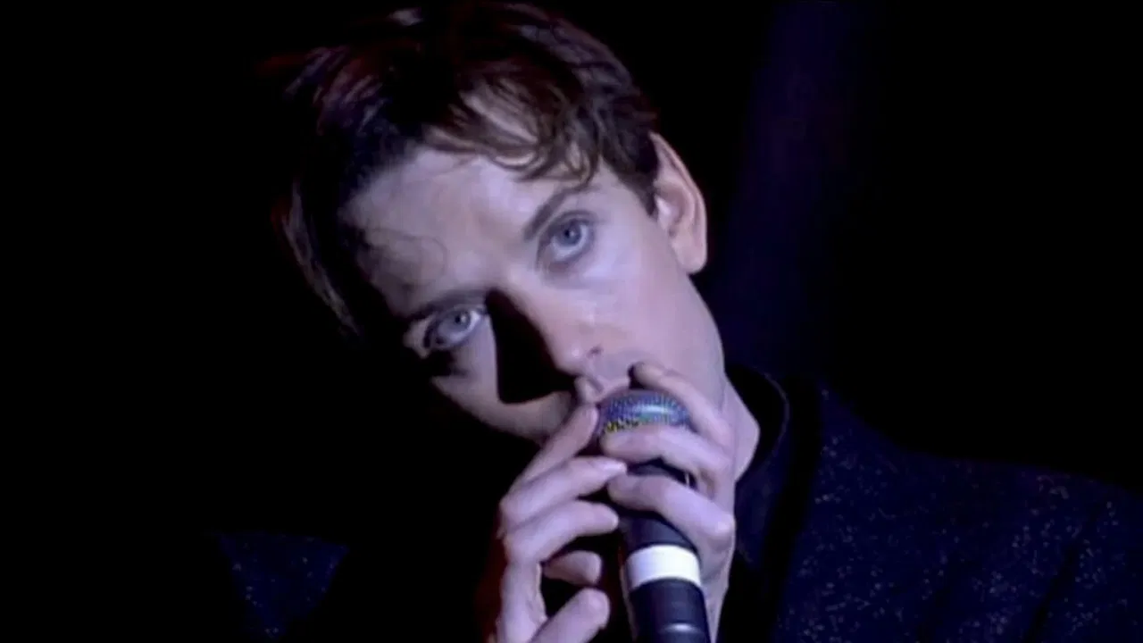 Pulp: F.E.E.L.I.N.G.C.A.L.L.E.D.L.I.V.E. backdrop