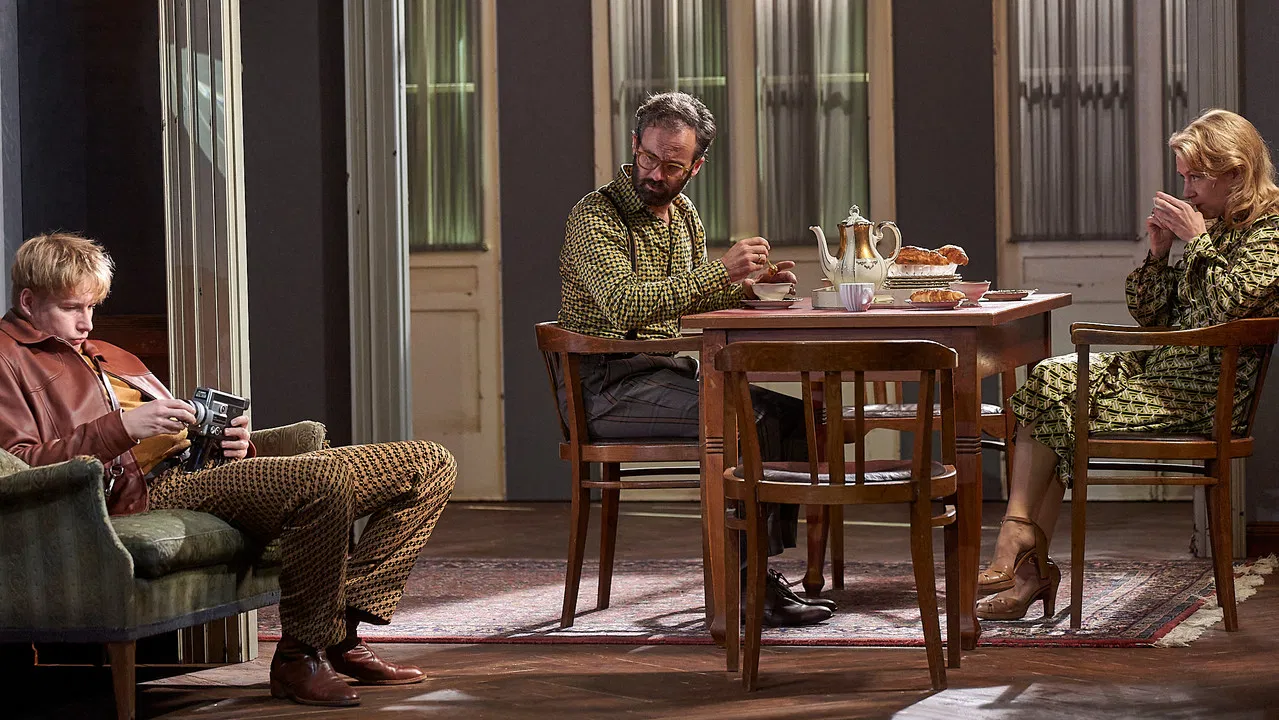 Kinder der Sonne backdrop