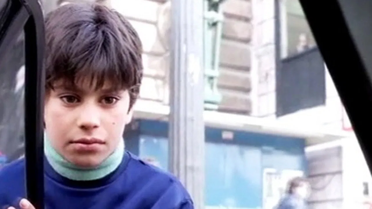 Historias Breves II: Walk-Little-Man backdrop