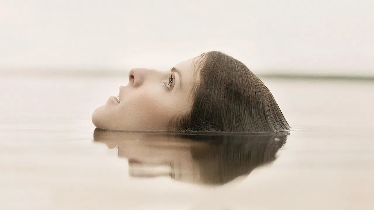 Alice, Darling backdrop