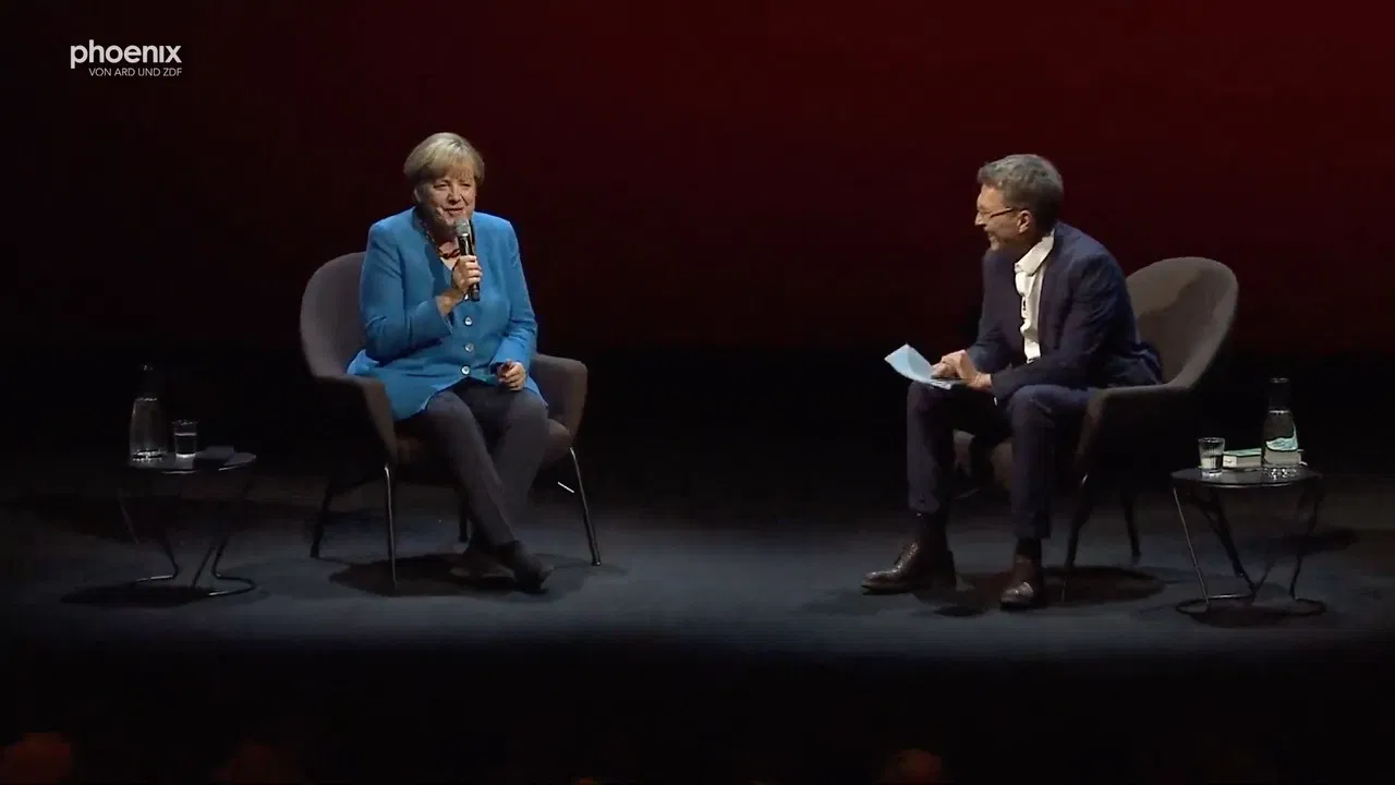 Angela Merkel im Gespräch backdrop