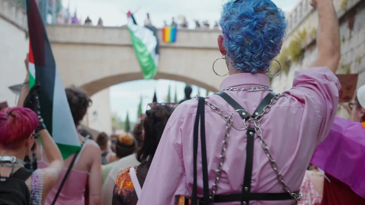 Rire, se battre et devenir backdrop