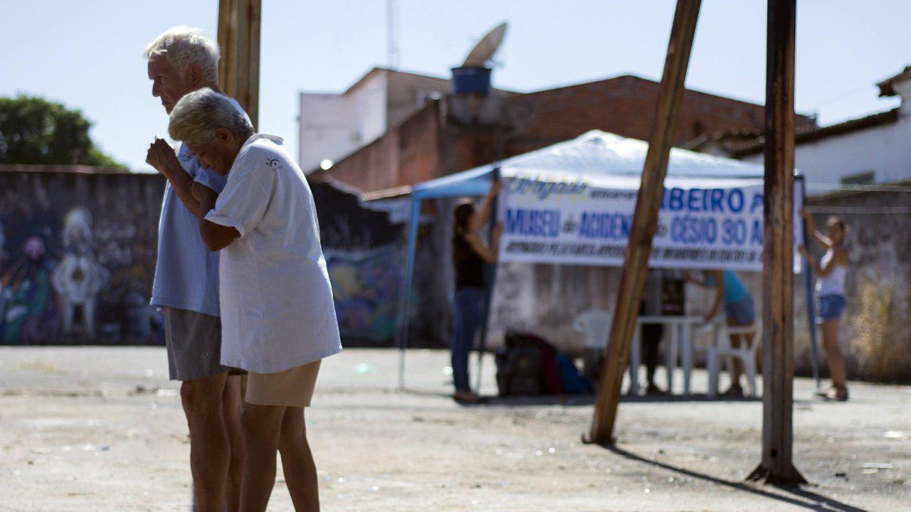 Algo do que Fica backdrop