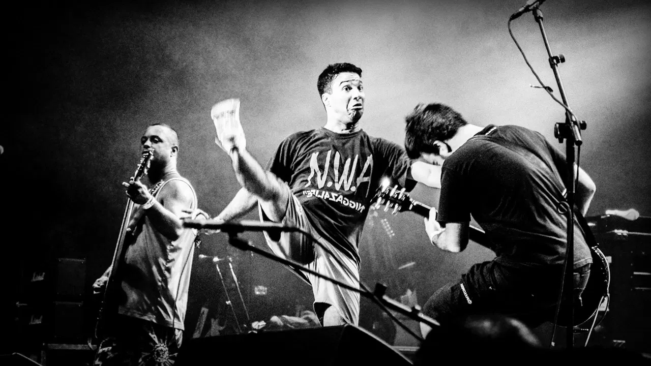 Dead Fish: 20 Anos (Ao Vivo) backdrop