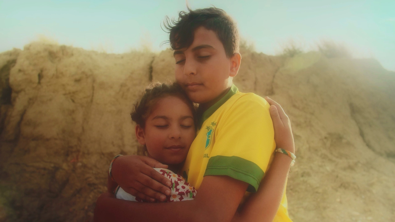 Hinter dem Zaun backdrop