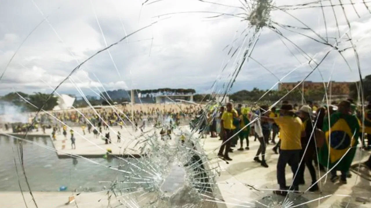 8 de Janeiro: O Dia que Abalou o Brasil backdrop