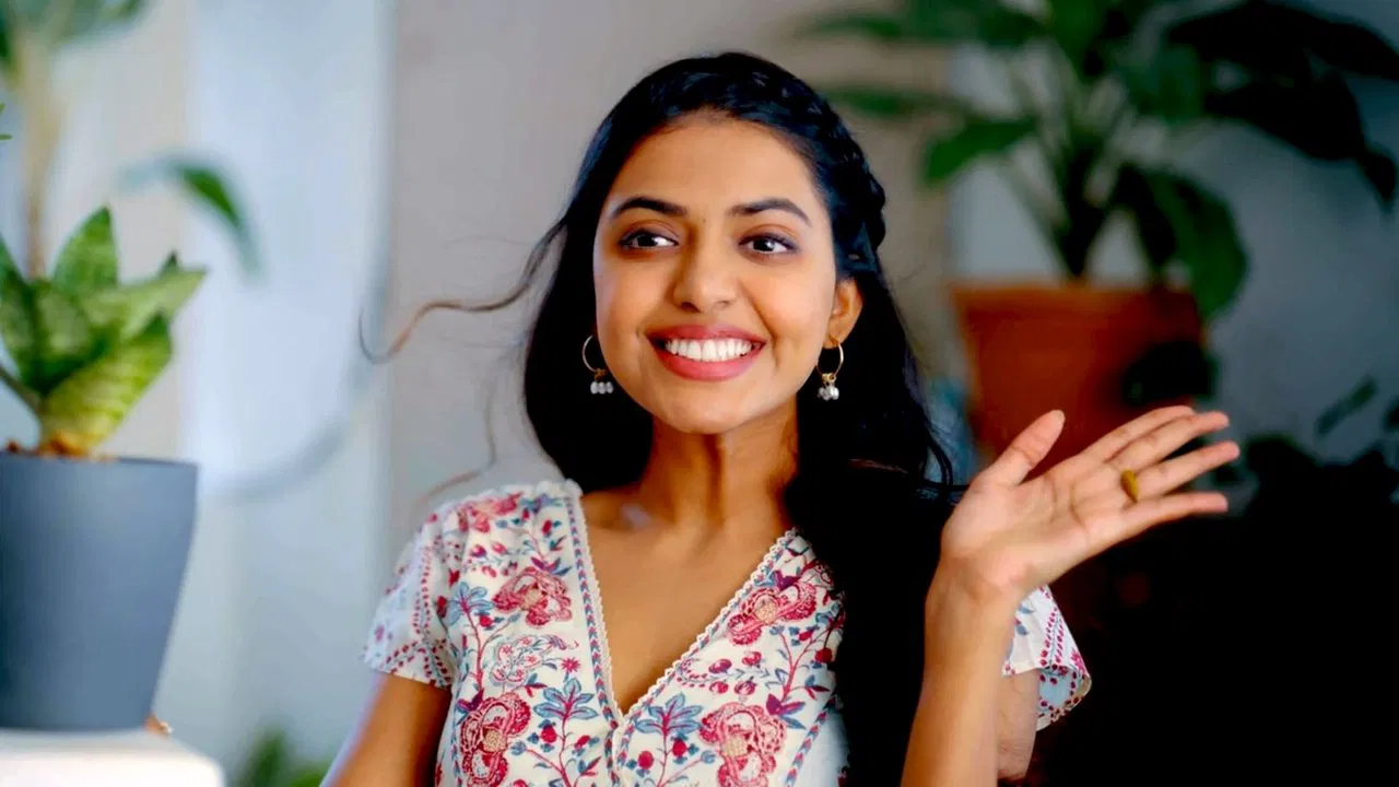 Aha Naa Pellanta backdrop