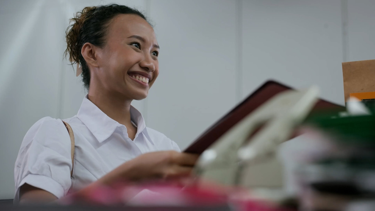 ID Mo, Miss? backdrop