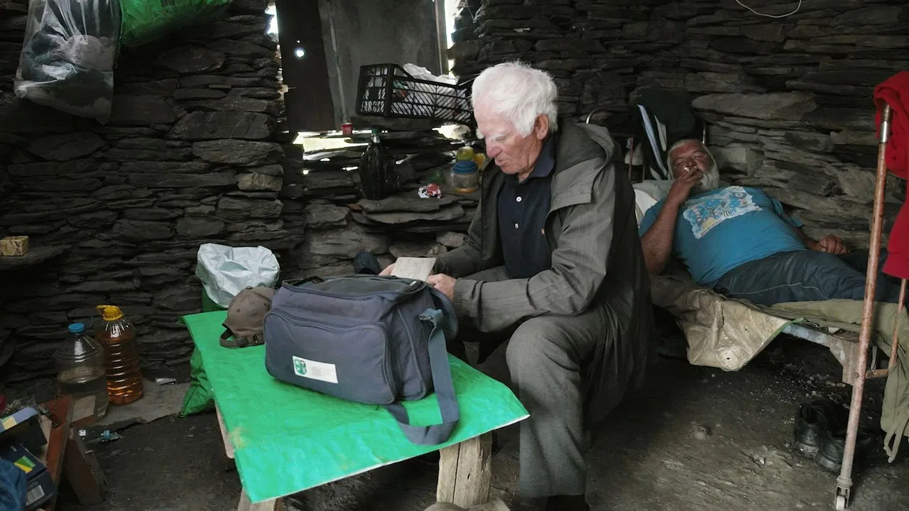 Der alte Arzt und sein Pferd - Über den Wolken Georgiens backdrop
