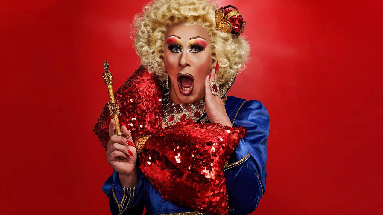 Review Met Sederginne backdrop