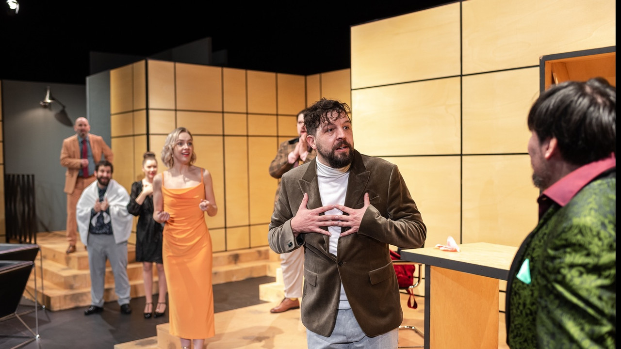 Brouk v hlavě backdrop