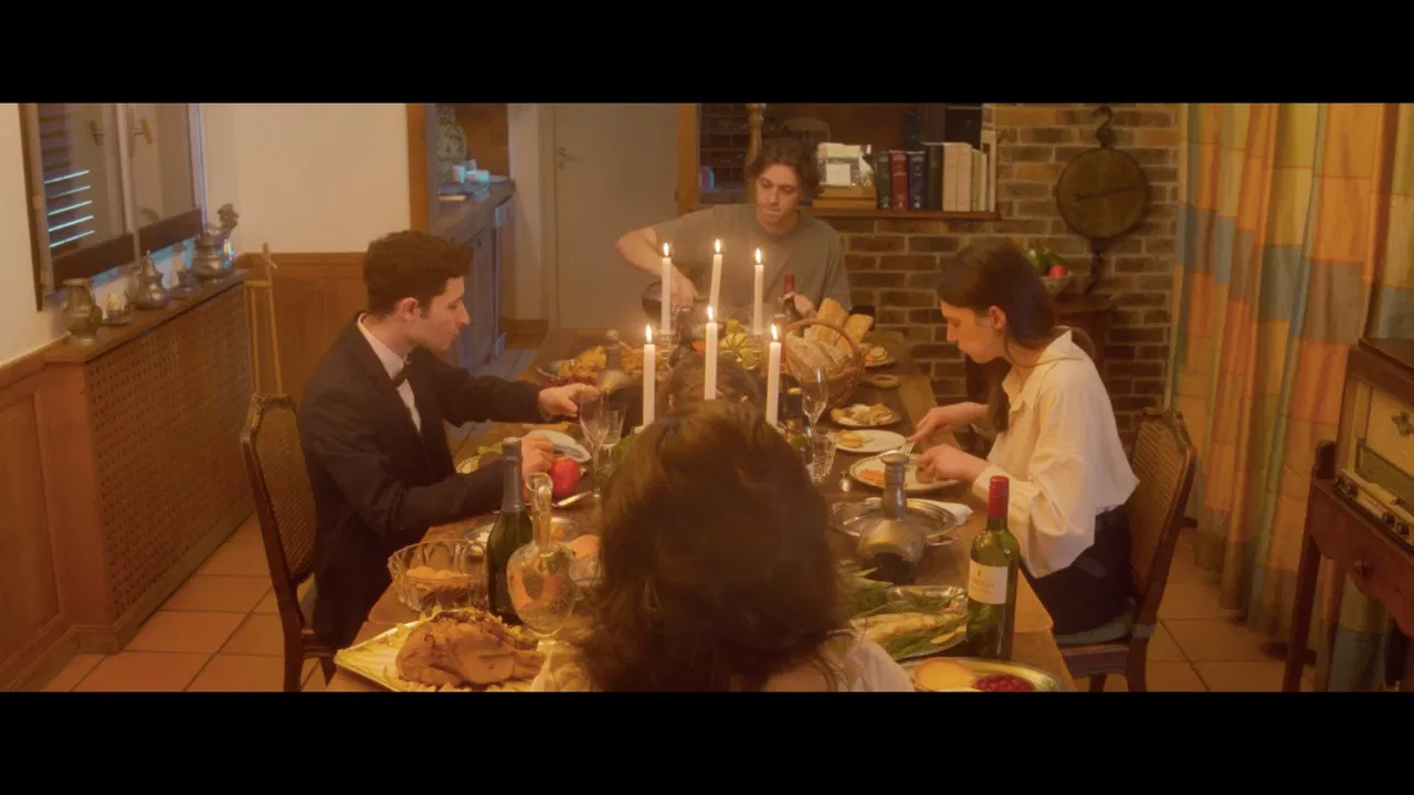 Une Autre Fin backdrop