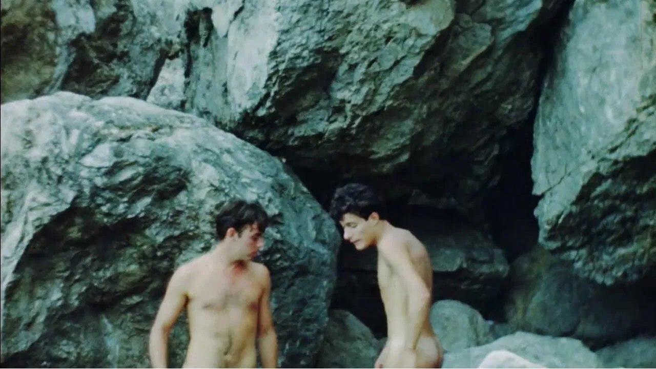 Nus Masculins backdrop