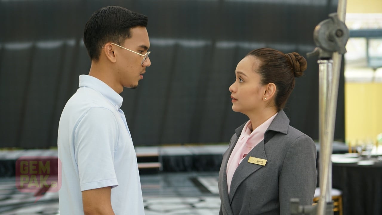 Bunga dan Kayu backdrop